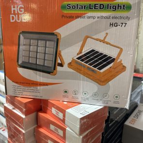 پروژکتورها بیشتر در محیط هایی با مساحت بالا مورد استفاده قرار می‌گیرند.از آن‌ها برای زیبایی اماکن و کنسرت‌ها سالن‌های نمایش تالارهای عروسی باغ‌های بزرگ سالن‌ها و زمین‌های ورزشی و تبلیغات استفاده می‌شوند. اما مشکل اصلی پروژکتورهای معمولی نیاز به سیم کشی و ورود برق به آنها است. که این موضوع در شرایطی که دسترسی به شبکه برق رسانی ممکن نیست، چالش ایجاد می‌کند. پروژکتور خورشیدی نیازی به کابل کشی، کلید و تابلو برق ندارد. ما را از پرداخت هزینه‌های جانبی و قبض برق بین‌یاز می‌کند. از مزیت‌های دیگر آن دوستی با محیط زیست و انرژی‌های پاک و سبز است. این پروژکتورها را می‌توان بر روی دیوار و سطوح صاف و بدون نیاز به هیچ تخصص فنی نصب کرد.